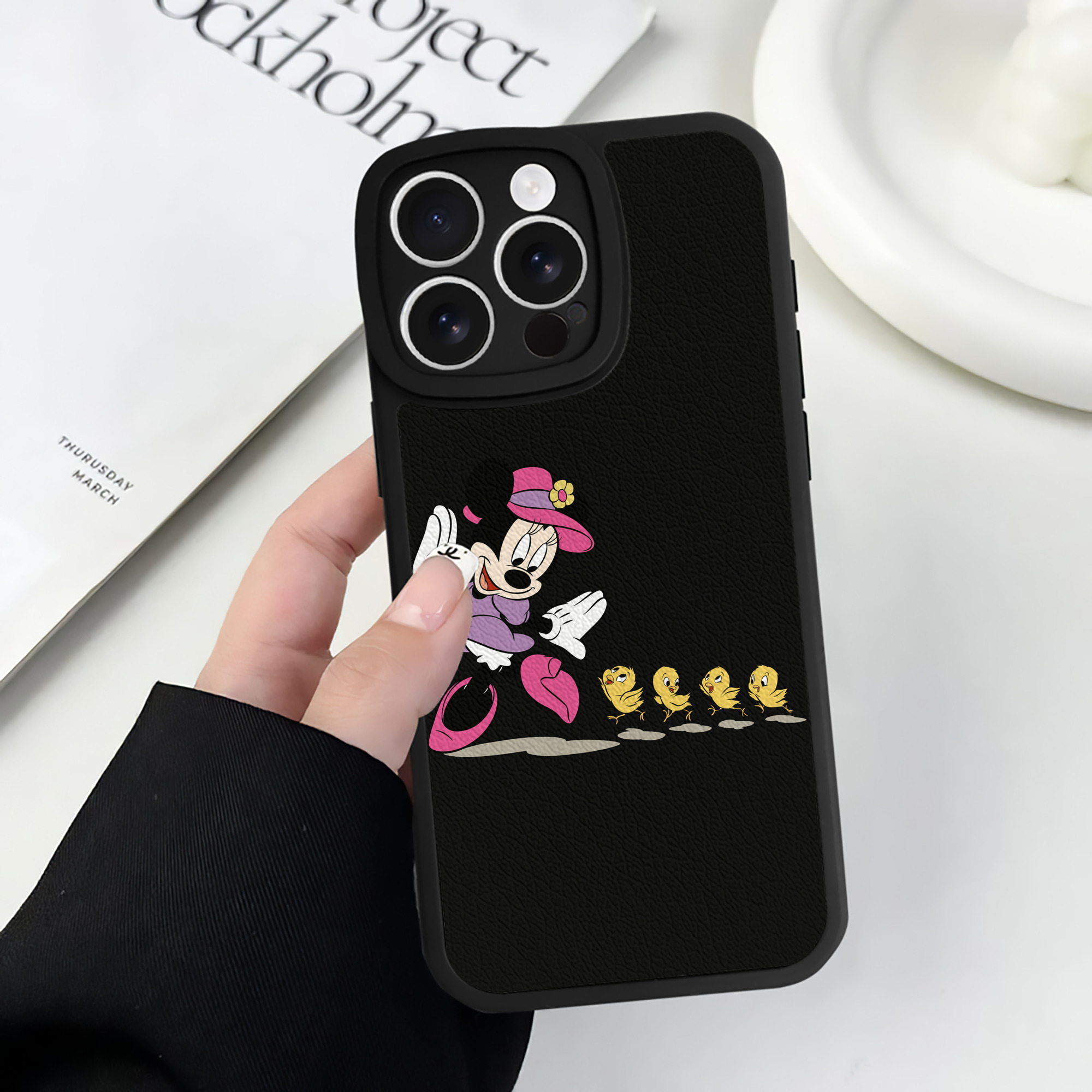（画像用） ミッキーマウス Mickey Mouse 【iPhone 16シリーズ対応】シリコンスマホケース（レザー調） 材質：シリコン